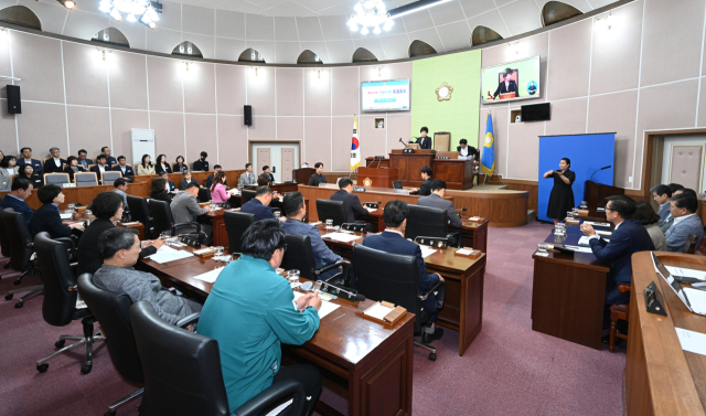 23일 열린 거제시의회 제254회 임시회 제1차 본회의. 이날 임시회는 거제시 민생회복지원금 지원 조례안 심의 의결을 위해 소집됐지만 의안이 상임위에서 부결된데 이어 본회의에서도 의사일정 변경안이 부결되면서 처리가 무산됐다. 부산일보DB