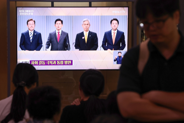 23일 서울역 대합실 TV로 제21대 대통령선거 2차 후보자 토론회가 생중계되고 있다. 연합뉴스