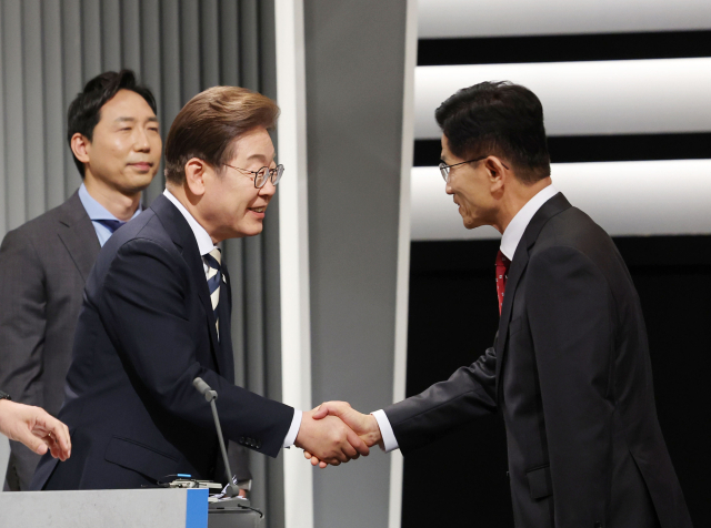 더불어민주당 이재명 대선후보와 국민의힘 김문수 대선후보가 23일 서울 영등포구 여의도 KBS 스튜디오에서 열린 제21대 대선 2차 후보자 토론회에 앞서 인사하고 있다. 연합뉴스