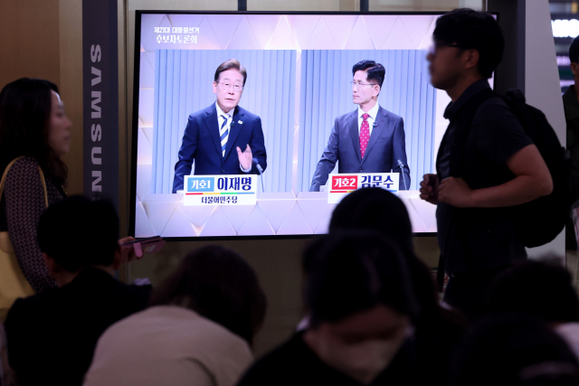 23일 서울역 대합실에서 제21대 대통령선거 2차 후보자 토론회가 생중계되고 있다. 연합뉴스