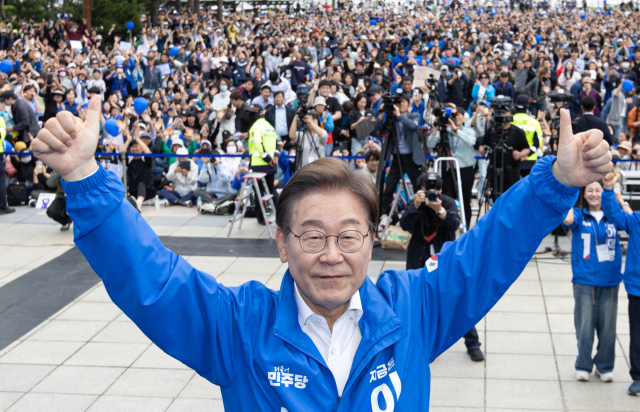 더불어민주당 이재명 대선 후보가 24일 경기 안양시 동안구 평촌중앙공원에서 열린 집중유세에서 시민들에게 인사하고 있다. 연합뉴스
