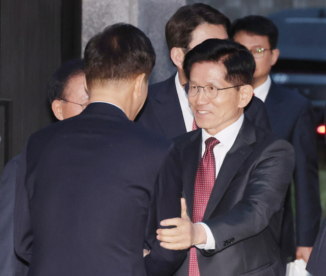 국민의힘 김문수 대선 후보가 24일 대구 달성군 박근혜 전 대통령 사저 앞에서 박 전 대통령을 예방하기 위해 이동하고 있다. 연합뉴스