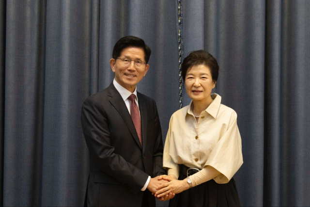 국민의힘 김문수 대선 후보가 24일 대구 달성군 박근혜 전 대통령 사저에서 박 전 대통령을 만나고 있다. 연합뉴스