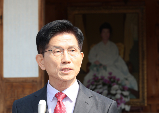 국민의힘 김문수 대선 후보가 25일 충북 옥천군 육영수 여사 생가를 방문한 뒤 취재진 앞에서 현안 관련 입장 발표를 하고 있다. 연합뉴스