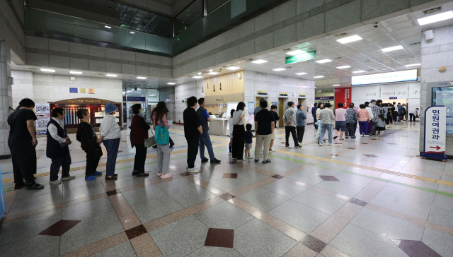 제21대 대통령 선거일인 3일 오전 부산 부산진구청에 마련된 부암1동 제4투표소에서 유권자들이 투표하기 위해 길게 줄을 서 있다. 이재찬 기자 chan@