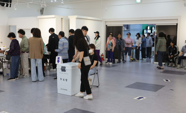 제21대 대통령 선거일인 3일 오전 부산 부산진구청에 마련된 부암1동 제4투표소에서 유권자들이 소중한 한표를 행사하고 있다. 이재찬 기자 chan@