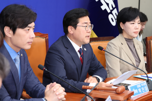 더불어민주당 박찬대 대표 권한대행 겸 원내대표가 5일 서울 여의도 국회에서 열린 최고위원회의에서 발언하고 있다. 연합뉴스