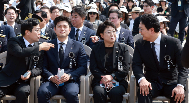 더불어민주당 박찬대 당 대표 권한대행 겸 원내대표(왼쪽부터), 국민의힘 김용태 비상대책위원장, 조국혁신당 김선민 당 대표 권한대행, 개혁신당 천하람 원내대표 겸 당 대표 권한대행이 6일 서울 동작구 국립서울현충원에서 열린 70회 현충일 추념식에 참석해 행사 시작 전 대화하고 있다. 연합뉴스