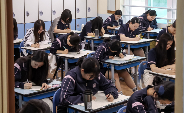 2026학년도 대학수학능력시험 6월 모의평가 시행일인 지난 4일 부산 사상구 주례여고 3학년 교실에서 학생들이 문제를 풀고 있다. 김종진 기자 kjj1761@
