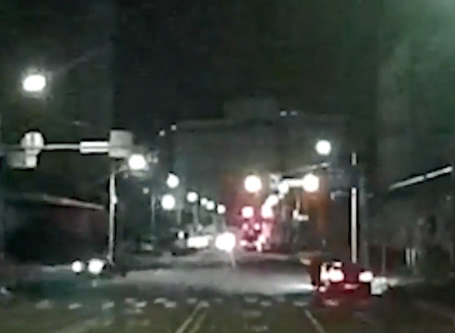 올해 4월 30일 부산 서구 감천항 주변 도로에서 20대 남성 2명이 드리프트를 하는 등 교통 법규를 어기는 장면. 부산 서부경찰서 제공