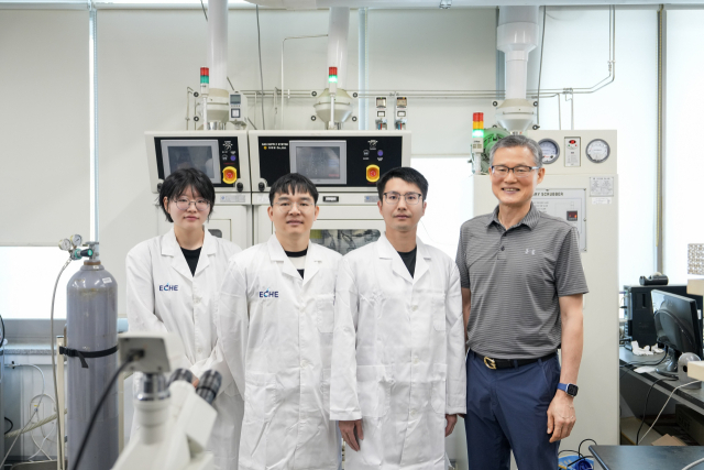 (우측부터) 백종범 교수, 루난 관 박사(제1저자), 창칭 리 박사(제1저자), 구지원 연구원(제1저자). UNIST 제공