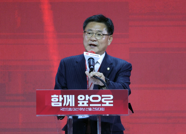국민의힘 이헌승 전당대회 의장이 3일 경기 고양시 킨텍스에서 열린 국민의힘 최종 대선 후보 선출을 위한 전당대회에서 인사말을 하고 있다. 연합뉴스