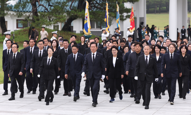 당 대표 출마를 선언한 더불어민주당 정청래 의원이 16일 서울 동작구 국립서울현충원 현충탑을 참배하기 위해 이동하고 있다. 연합뉴스