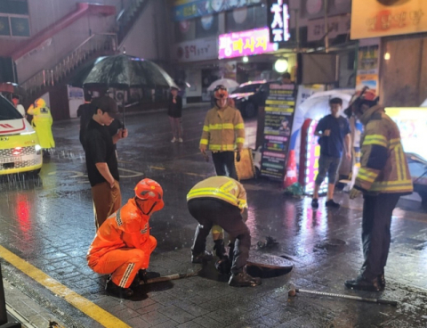 ‘비오면 또 빠질라’… 부산 맨홀 1만 4000곳에 추락방지시설 설치