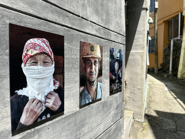 비주류사진관 제32회 사회참여전 '골목에 사람이 살고 있습니다' 골목길 전시 모습. 김은영 기자