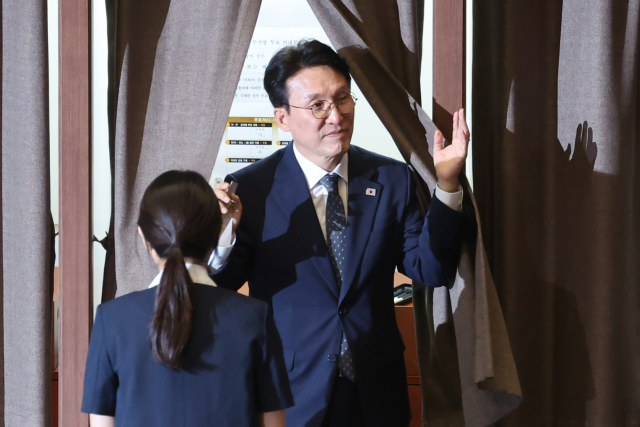 김민석 총리 후보자가 3일 국회 본회의에서 본인의 임명동의안에 대한 투표를 마치고 기표소에서 나오고 있다. 연합뉴스