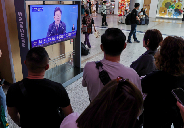 이재명 대통령의 첫 기자회견이 진행된 3일 중구 서울역 TV에 기자회견 방송이 나오고 있다. 연합뉴스