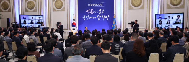 이재명 대통령이 3일 청와대 영빈관에서 ‘대통령의 30일, 언론이 묻고 국민에게 답하다’ 기자회견을 하고 있다. 연합뉴스