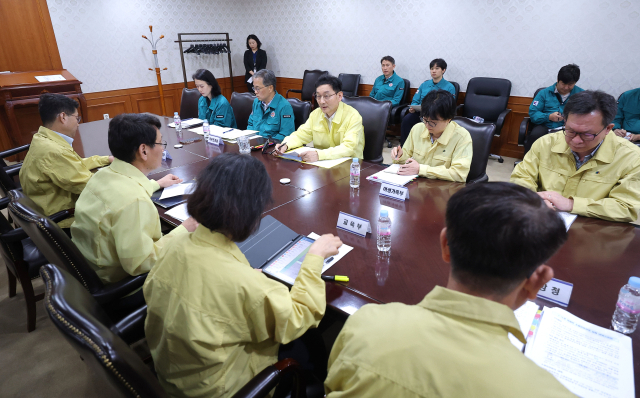 윤창렬 국무조정실장이 4일 정부서울청사에서 '부산 아파트 화재 아동 사망 관련 긴급 대책회의'에서 발언하고 있다. 연합뉴스