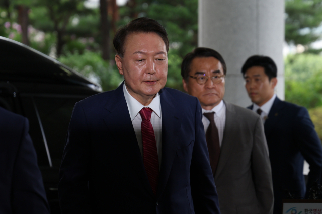 윤석열 전 대통령이 5일 내란 특검의 2차 조사를 받기 위해 조은석 특별검사팀 사무실이 있는 서울 서초구 서울고검에 출석하고 있다. 연합뉴스