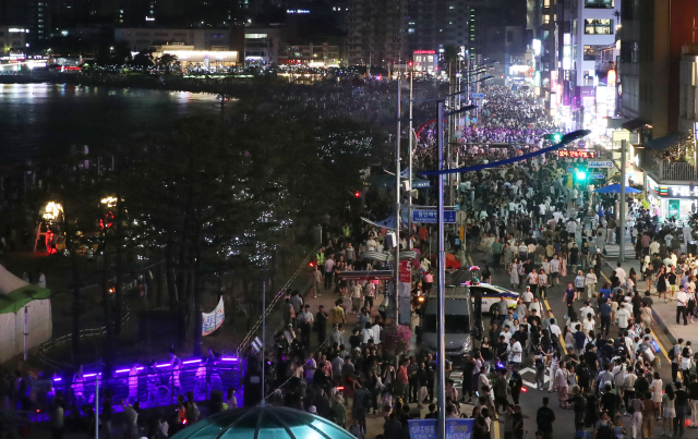 5일 오후 광안리 해변로가 광안리 드론쇼와 연계한 레이저쇼를 보기 위해 나온 많은 인파로 북적이고 있다. 정종회 기자 jjh@