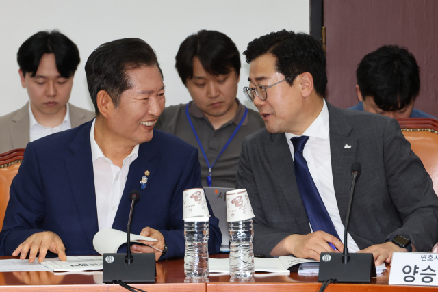 더불어민주당 당대표 후보인 정청래·박찬대 의원이 2일 서울 여의도 국회에서 열린 검찰개혁토론회에 나란히 참석해 대화하고 있다. 연합뉴스