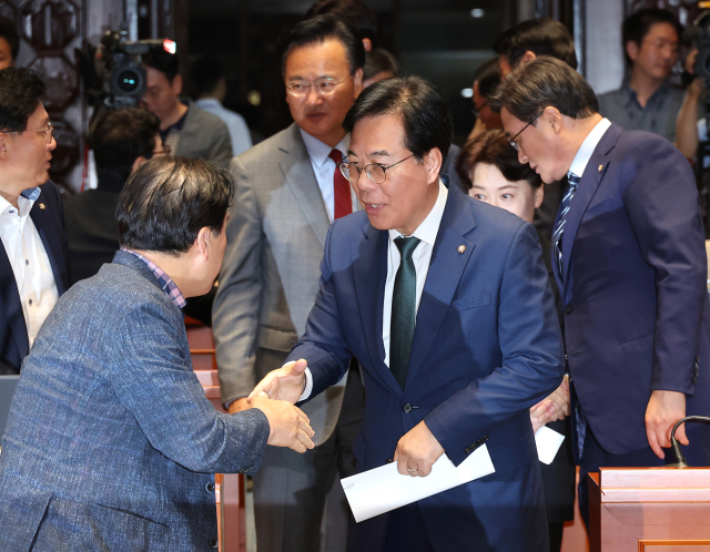 국민의힘 송언석 비상대책위원장 겸 원내대표와 윤희숙 신임 혁신위원장이 9일 서울 여의도 국회에서 열린 의원총회에 입장하며 참석한 의원들과 인사하고 있다. 연합뉴스