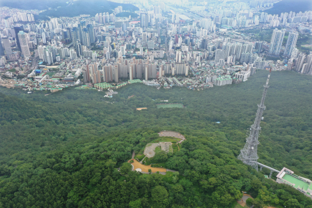 부산 황령산 정상 전망대와 케이블카를 건립하는 사업의 1단계 구간 실시계획인가가 16일 고시될 예정이다. 정종회 기자 jjh@