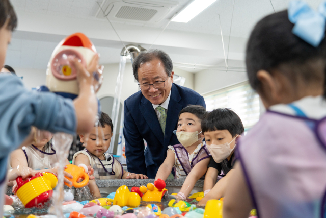 김석준 부산시교육감이 지난 5월 5일 어린이날 기념 온가족 사랑이음 축제에 참가한 어린이들이 노는 모습을 지켜보고 있다. 부산시교육청 제공