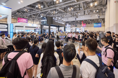 7월 15일~17일까지 사흘간 벡스코 제1전시장에서 개최된 '2025 K-ICT 위크인 부산'에 참관객들이 로봇 콘텐츠를 즐기고 있다.