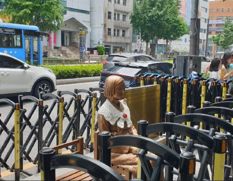 투표소 소란 뒤 경찰서 찾아 행패… ‘소녀상 모욕’ 30대 남성 검찰 넘겨져