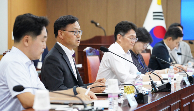 김성범(왼쪽 두 번째) 해양수산부 차관이 지난달 24일 정부세종청사 해수부 대회의실에서 '북극항로 태스크포스(TF) 회의'를 주재하고 있다. 해수부 제공