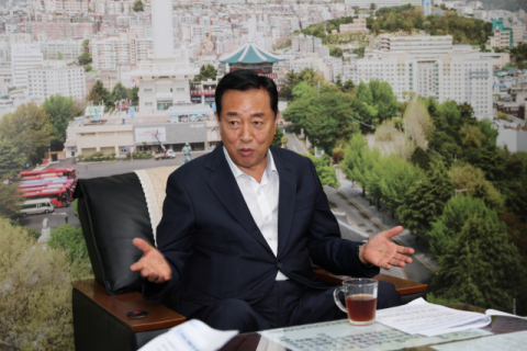 최진봉 부산 중구청장 “북항 배후도시로 성장 동력 충분  생활 밀착 정책에 인구 반등 기대” [취임 3년, 단체장을 만나다]