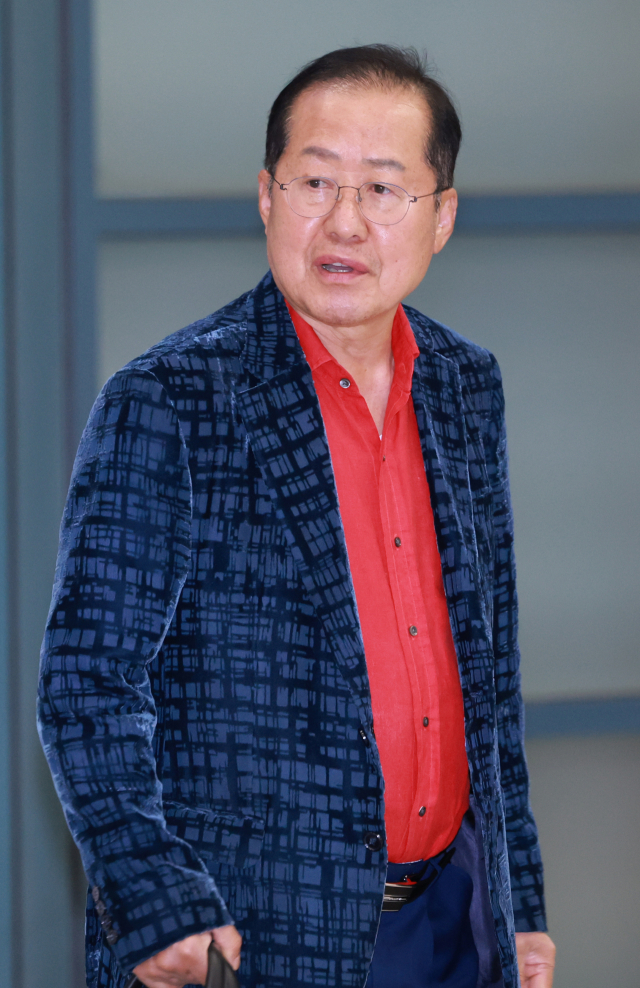 지난달 17일 홍준표 전 대구시장이 인천국제공항 제1여객터미널을 통해 귀국하는 모습. 연합뉴스