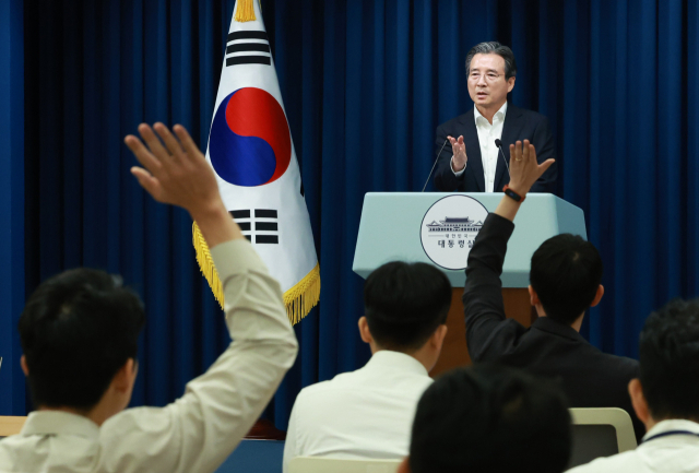 김용범 대통령실 정책실장이 31일 서울 용산 대통령실 청사에서 한미 관세 협상 타결 브리핑 후 기자들의 질문을 받고 있다. 연합뉴스