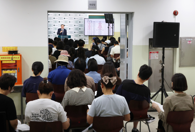 지난달 27일 서울 강남구 대치동 종로학원에서 열린 ‘2026 수시, 정시 대학 선택전략 특집 설명회’에 참석한 학부모와 학생들이 임성호 종로학원 대표이사의 설명을 듣고 있다. 연합뉴스