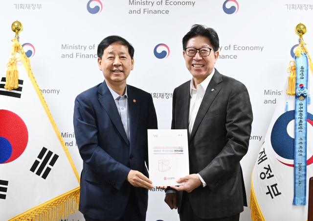 지난 14일 박형준(오른쪽) 부산시장이 구윤철 경제부총리 겸 기획재정부 장관을 정부서울청사에서 만나 지역 핵심 사업의 국비 확보 필요성을 건의했다. 부산시 제공