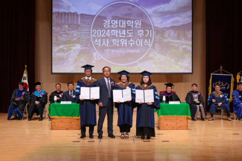 ‘성석동 장학금’을 받은 졸업생들과 성석동 수근종합건설 회장이 기념촬영을 하고 있다.