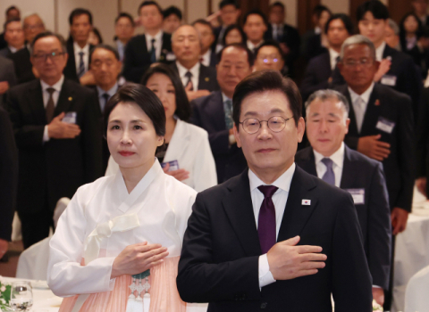 이 대통령, 재일동포 만나 과거 '간첩 조작 사건' 사과