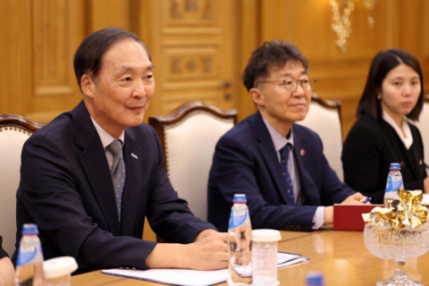 몽골 울란바토르에 위치한 총리실 접견실에서 장원삼 코이카 이사장(왼쪽 첫 번째), 최진원 주몽골 대한민국 대사(왼쪽 두 번째)가 배석한 가운데 이 검버자브 잔당샤타르 몽골 총리와 면담하고 있다.