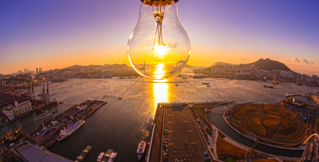 해양수산부의 부산 이전이 본격화하면서 ‘해양수도 부산’의 비전이 한층 선명해지고 있다. 해수부 이전을 마중물 삼아 정부와 부산시가 해수부의 권한 강화, 예산 확대, 인재 확보 등 전 분야에 걸쳐 전폭적인 지원을 통해 국가 균형성장의 전진기지로서 ‘해양수도 부산’을 완성하는데 온힘을 다하길 기대한다. 부산항 북항 앞바다에 떠오른 태양이 부산의 새로운 미래 100년을 환하게 밝히는 등불처럼 빛나고 있다. 김종진 기자 kjj1761@
