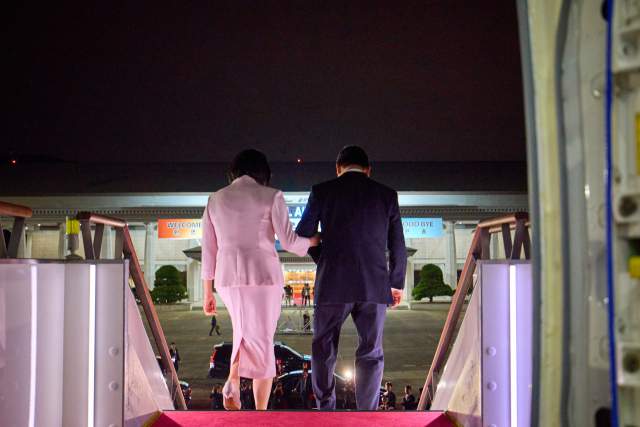 대통령실은 이재명 대통령과 김혜경 여사가 지난달 27일 한미정상회담 등을 마치고 귀국해 서울공항 공군1호기에서 내리는 모습을 28일 SNS에 공개했다. 연합뉴스