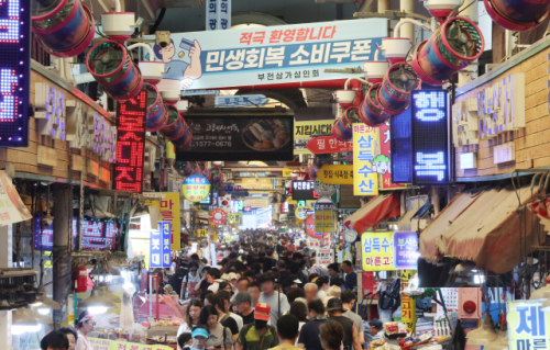부산 부전시장에 '민생회복 소비쿠폰'을 환영하는 현수막이 내걸려 있다. 정종회 기자 jjh@