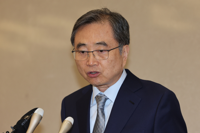 구금 한국인 석방 문제 협의를 위해 미국을 방문했던 조현 외교부 장관이 12일 인천국제공항 제2여객터미널을 통해 입국, 취재진 질문에 답하고 있다. 연합뉴스