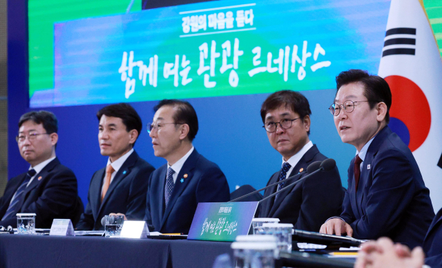 이재명 대통령이 12일 강원도 춘천시 강원창작개발센터에서 열린 지역 토론회 '강원의 마음을 듣다' 타운홀 미팅에서 발언하고 있다. 연합뉴스