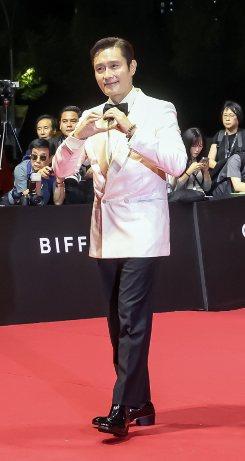 [BIFF 2025] “진짜 영화인”… 이란 파나히 감독에 바친 이병헌의 헌사