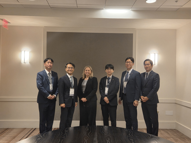 NEI 면담 사진. (왼쪽부터) 한전 이강준 부장, 한전 주재각 처장, NEI Carol L. Berrigan Executive Director, 한전 오민석 차장, 한전 성준현 북미지사장, 한전 김한기 차장. 한전 제공