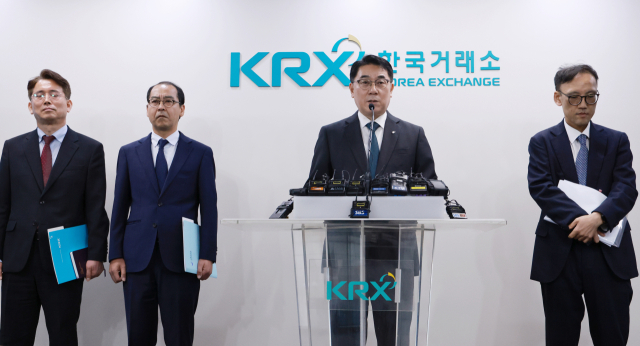 이승우 주가조작 근절 합동대응단장이 23일 서울 영등포구 한국거래소 서울사무소에서 '불공정거래 행위 관련 사건 1호' 브리핑을 하고 있다. 연합뉴스