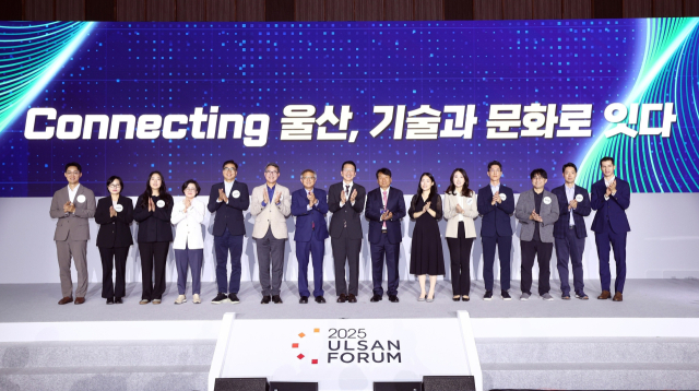 지난 24일 울산시 울주군 울산전시컨벤션센터(UECO)에서 열린 ‘2025 울산포럼’에서 SK수펙스추구협의회 최창원 의장(오른쪽 8번째)과 울산상공회의소 이윤철 회장(오른쪽 7번째) 등 주요 참석자들이 기념촬영을 하고 있다. SK이노베이션 제공