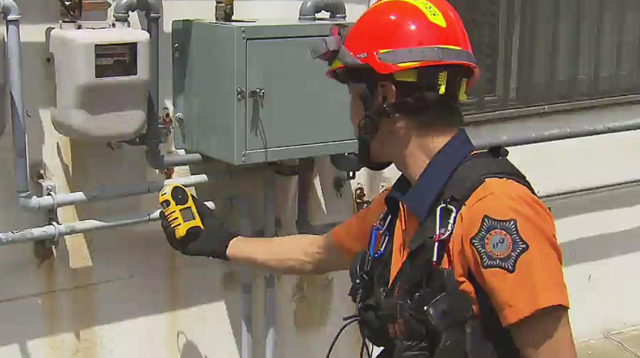 가스 누출 여부 점검 모습. 이미지 사지 캡처